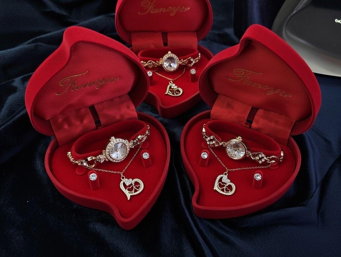 Conjunto Corazón — collar, pendientes y reloj