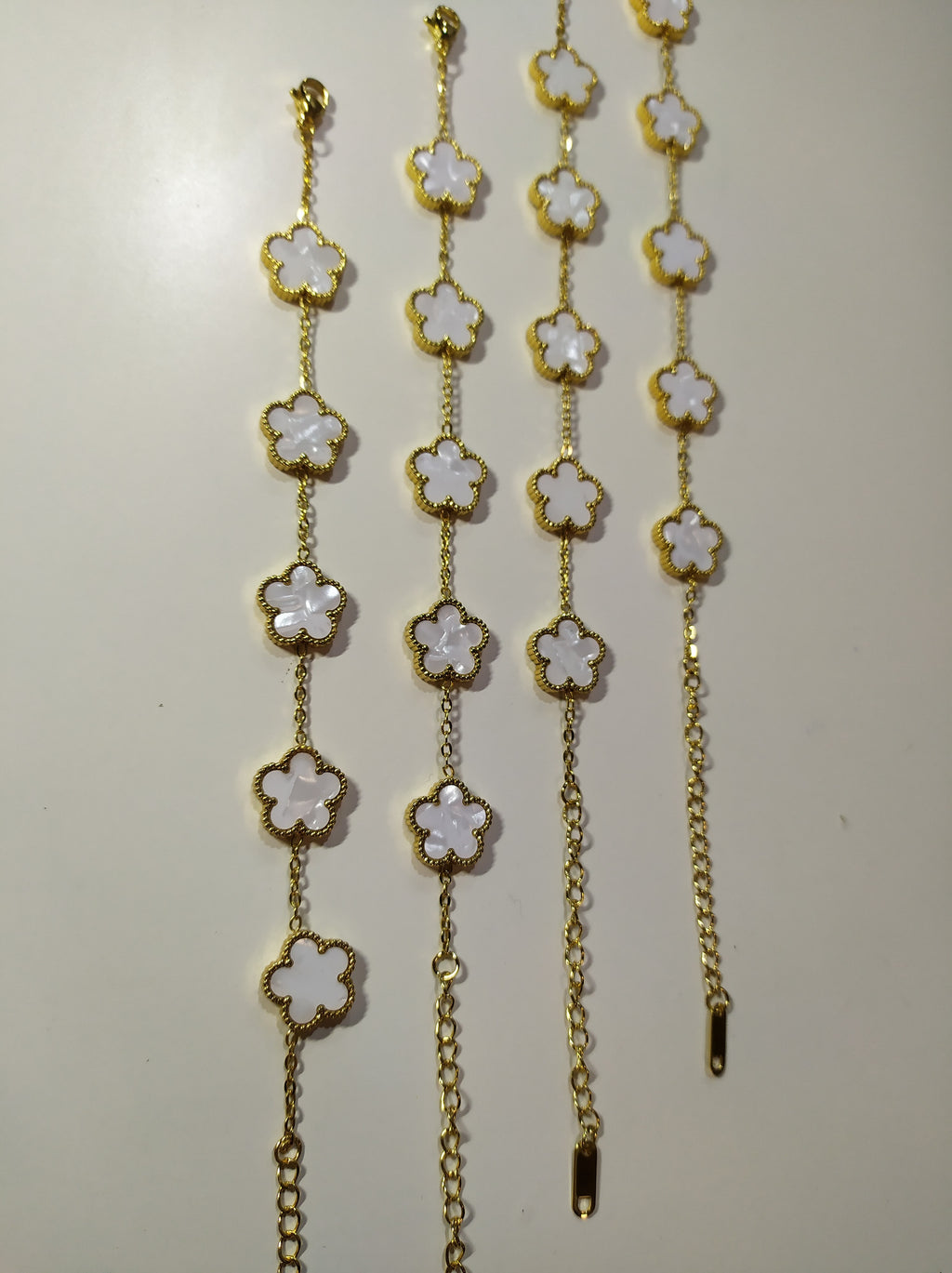 Pulsera Trébol blanco puesta