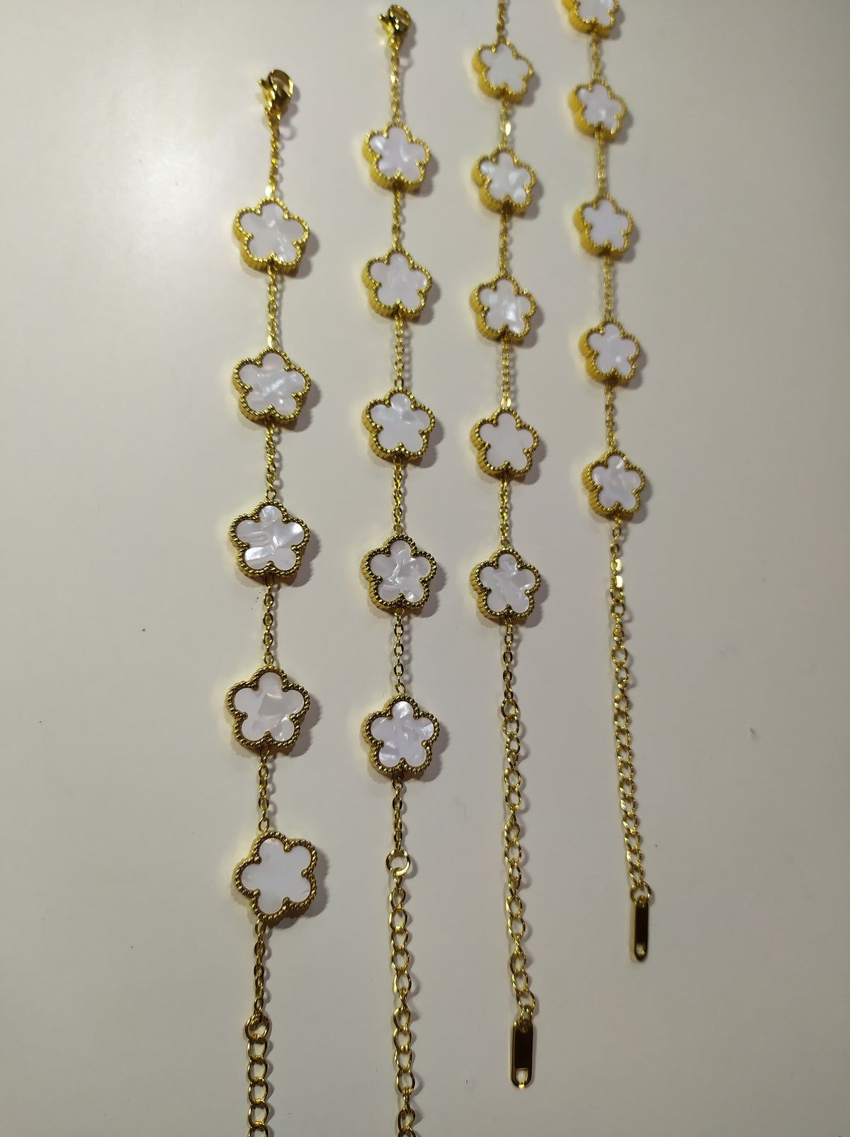 Pulsera Trébol blanco puesta