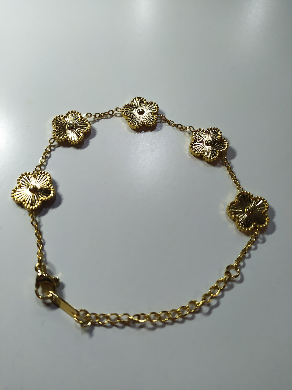Pulsera Trébol oro puesta