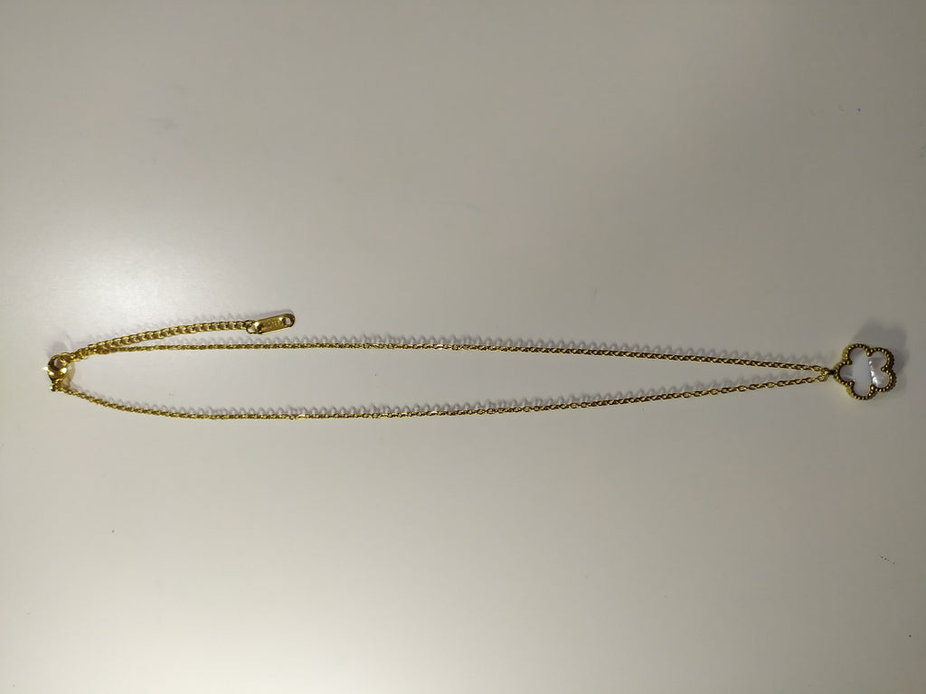 Collar Trébol blanco puesto