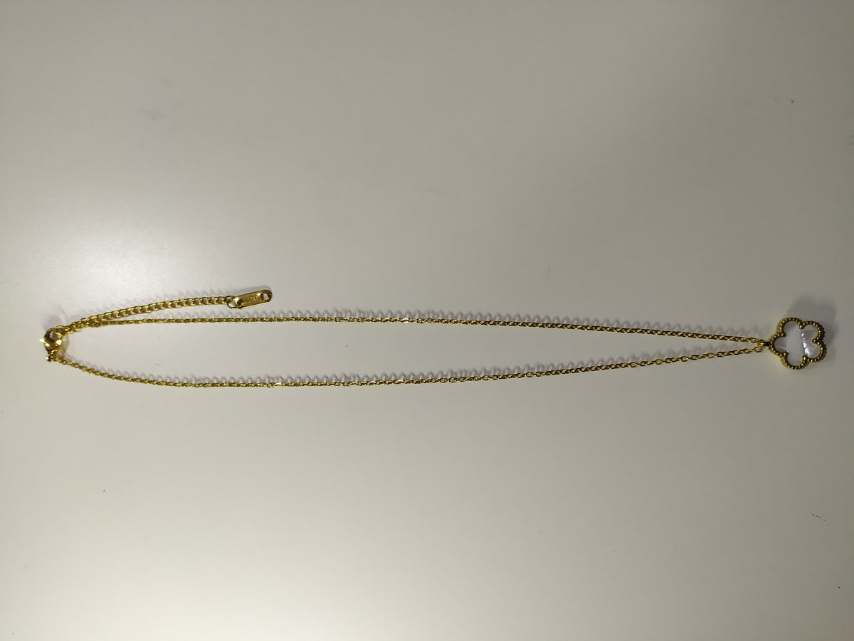 Collar Trébol blanco puesto