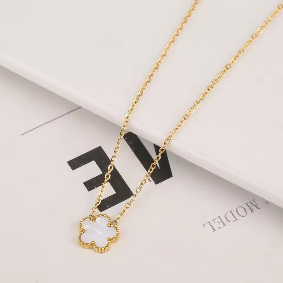 Collar Trébol cinco hojas blanco