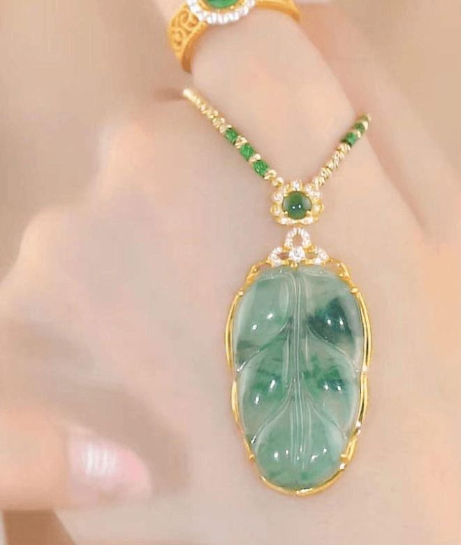 Collar Jade — hoja de jade verde